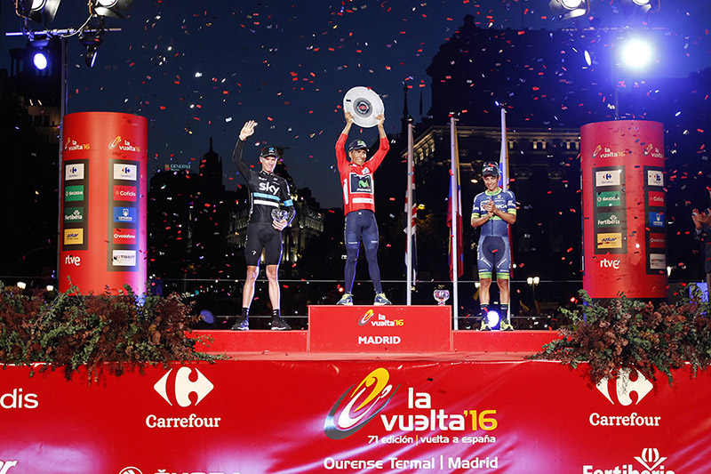 Nairo Quintana (Movistar) en el podio final de la Vuelta a España 2016 con Chris Froome (Team Sky) y Esteban Chaves (Orica - BikeExchange) © Javier Belver